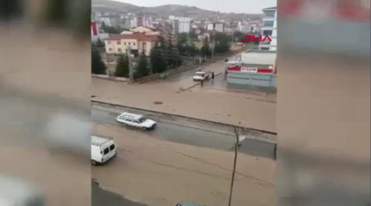 Ankara’da sağanak yaşamı felç etti! Alt geçit ve caddeler sular altında kaldı - Resim: 13